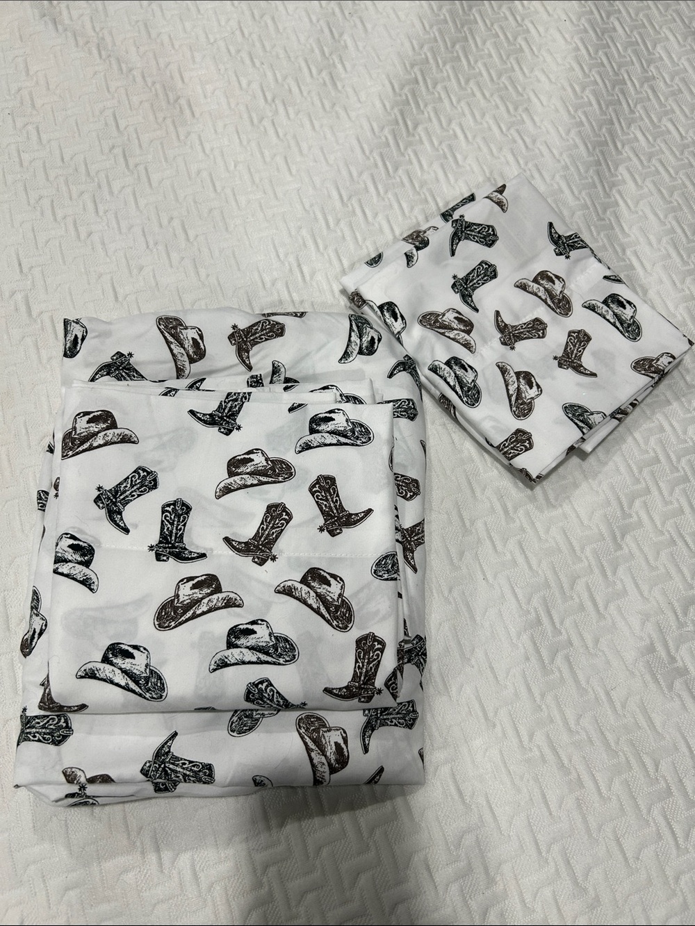 Twin size cowboy sheet set! Fitted sheet, flat sheet and 2 pillow shams.